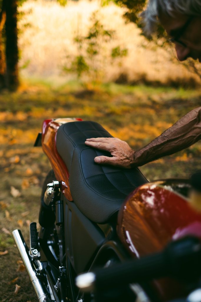 Main homme moto rouge